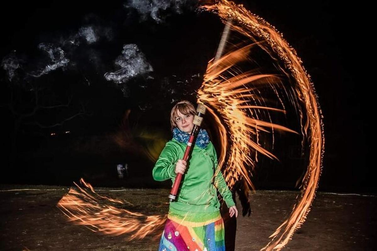 un bambino piccolo che tiene in mano una mazza da baseball con una scia di fuoco