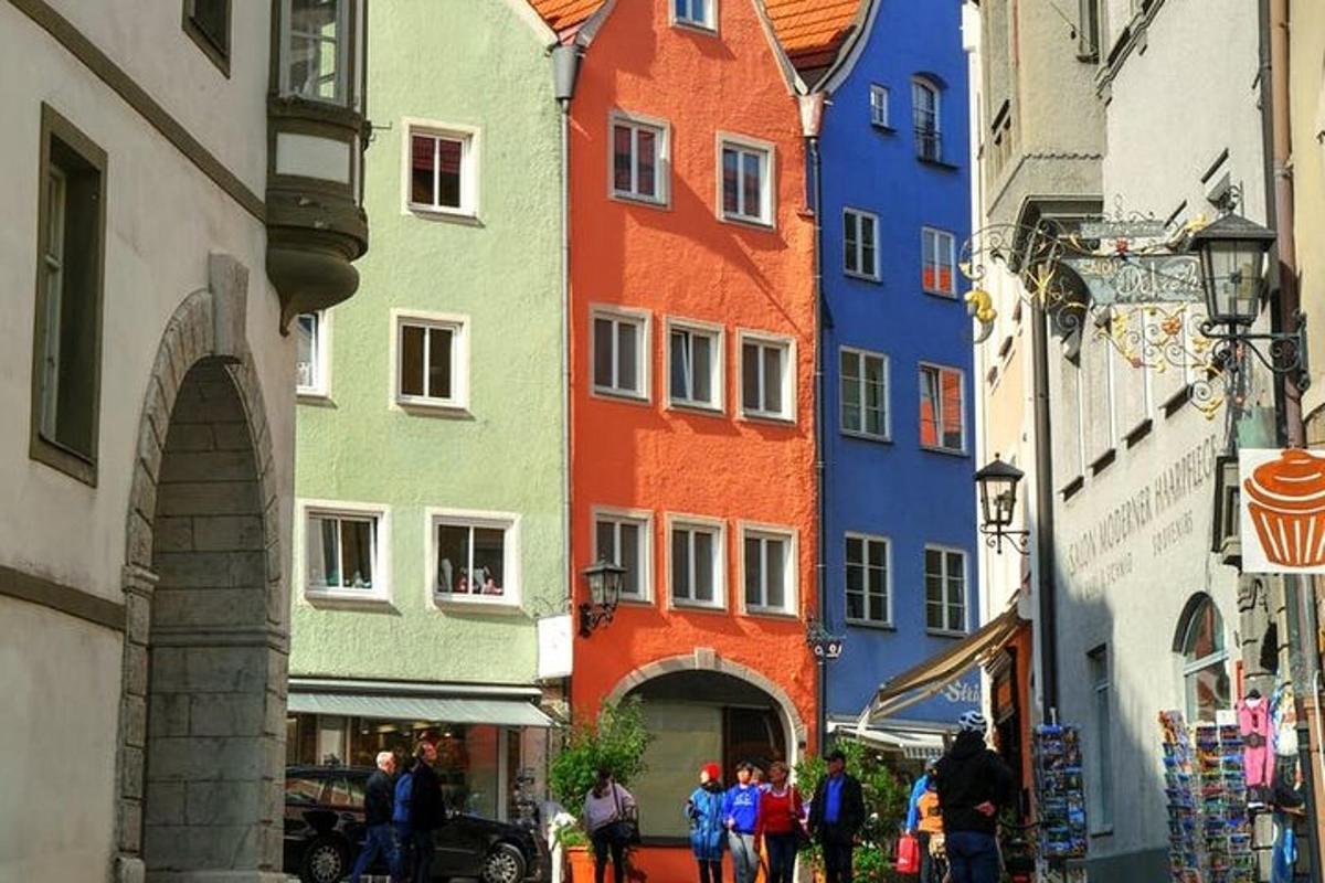 hópur litríkra bygginga á götu í borginni