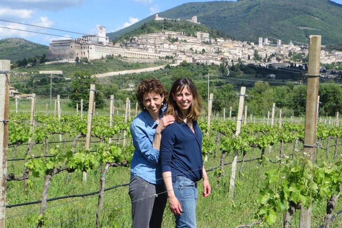 Un hombre y una mujer de pie en un viñedo