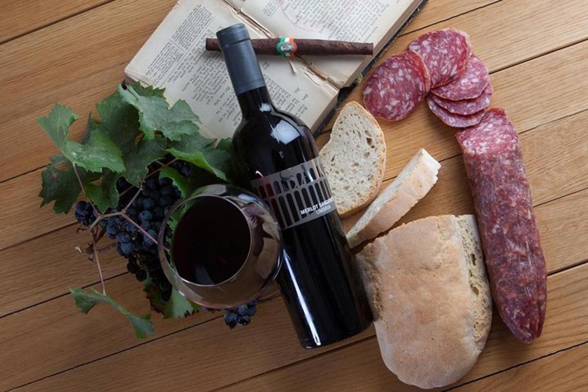 una botella de vino y un montón de queso y pan