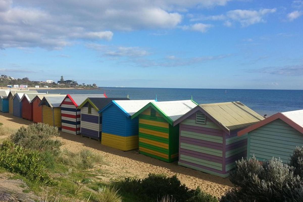 una fila di cabine colorate sulla spiaggia