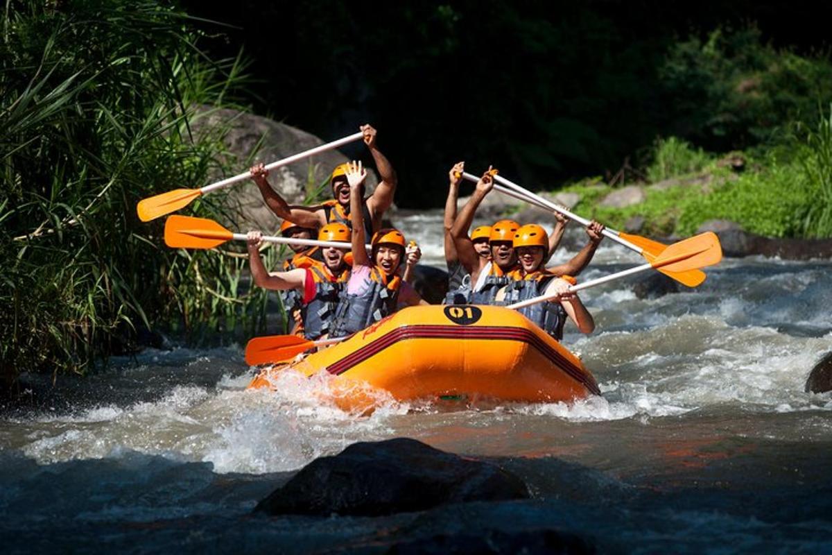 un gruppo di persone su una zattera su un fiume
