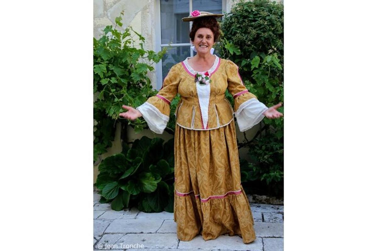 una donna vestita con un abito e un cappello