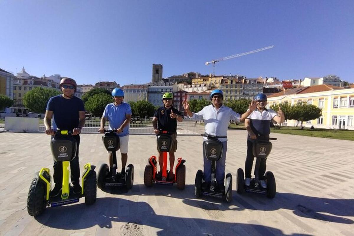 en gruppe mennesker kjører på segwayer