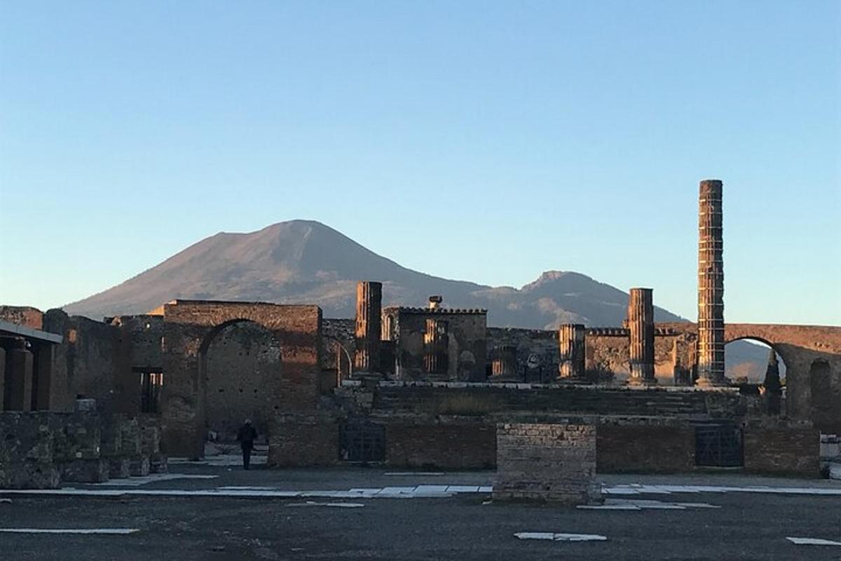 Una ciudad antigua con una montaña al fondo