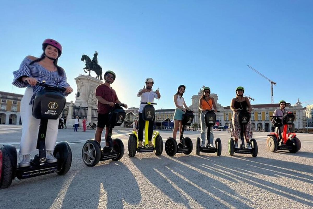hópur fólks hjólar á segway-hjólum