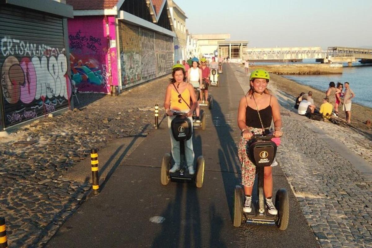 dues dones que van en patinet per un carrer
