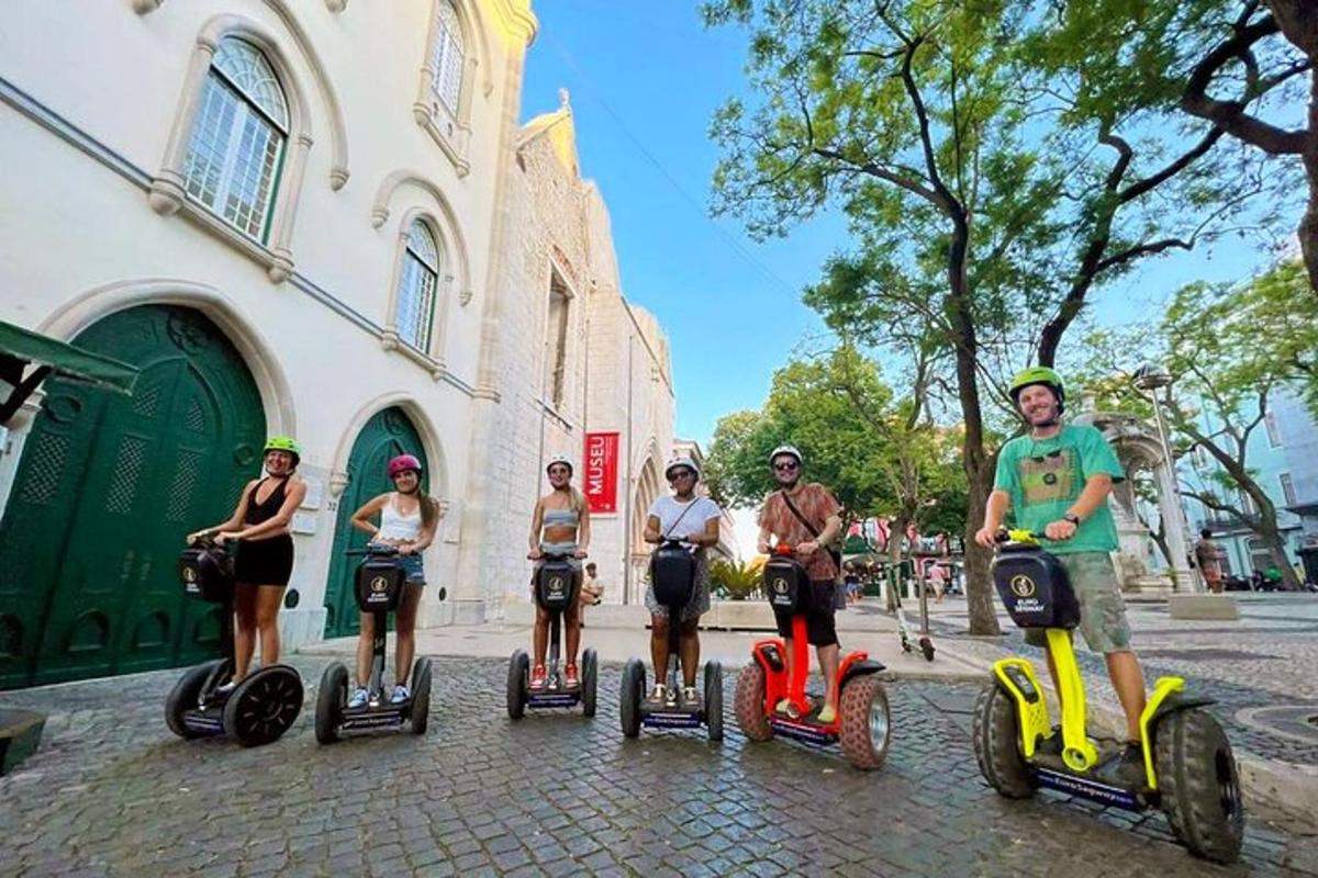 skupina lidí jezdících na segwayích na ulici