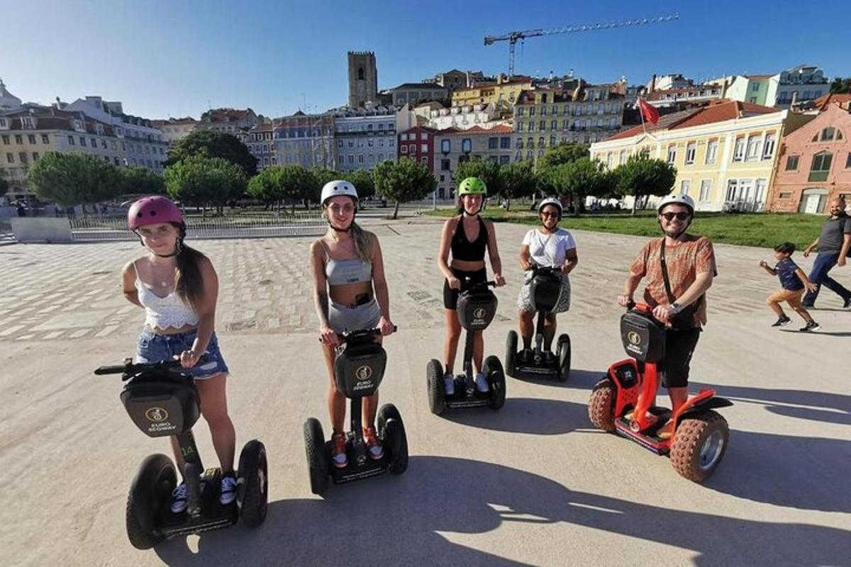 skupina lidí jedoucích na segwayích
