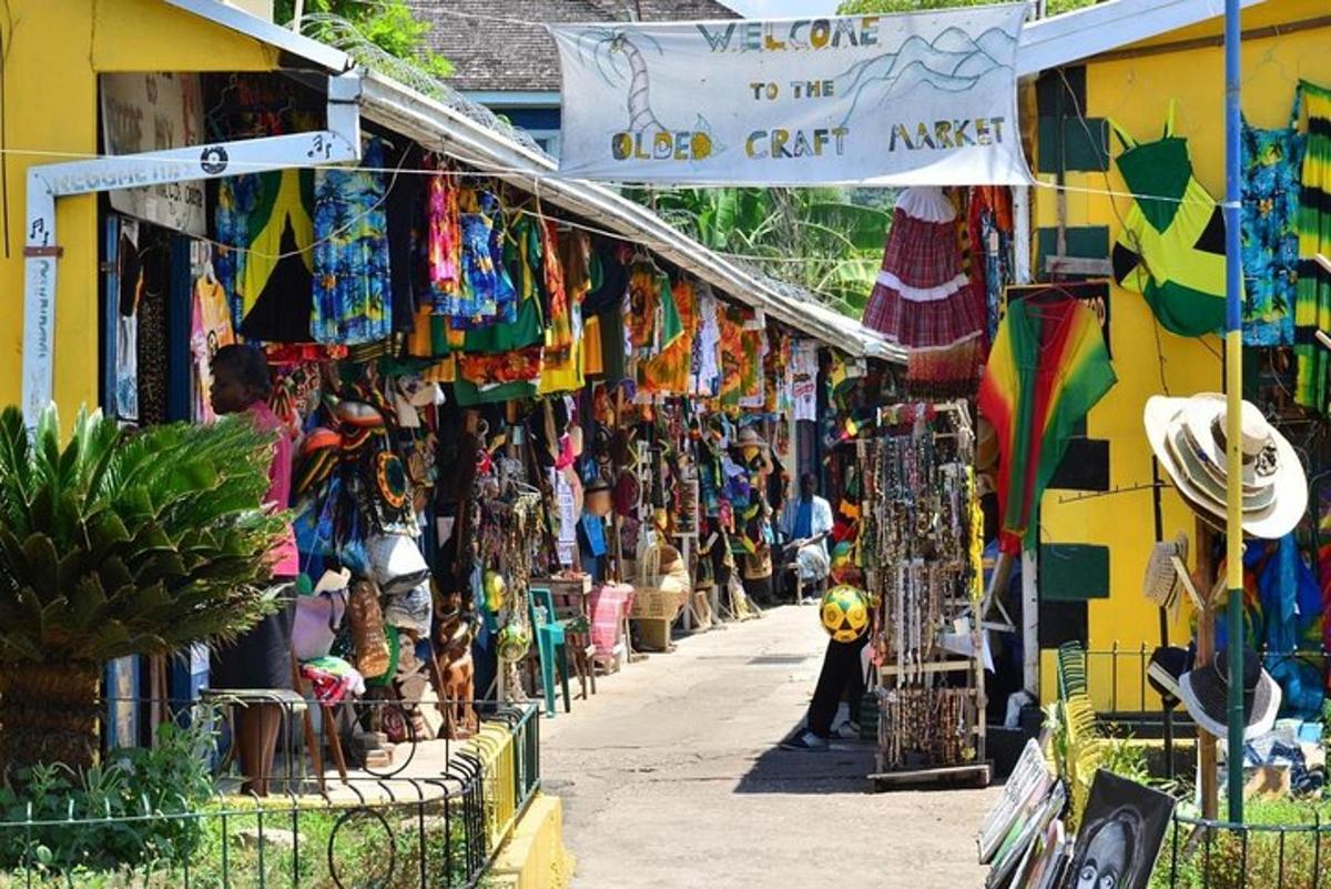 jalan dengan sekumpulan kedai di sebuah bandar