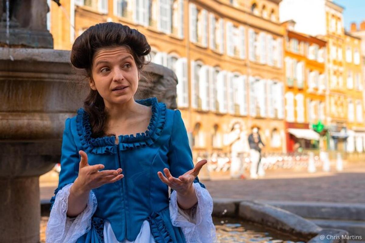 una donna in piedi davanti a una fontana