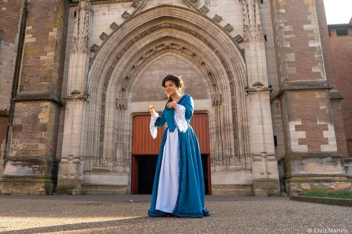 una donna in un vestito blu in piedi davanti a un edificio
