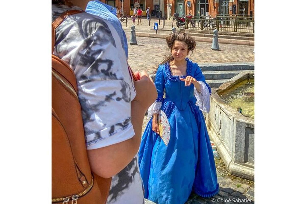 una giovane ragazza in un vestito blu in piedi accanto a un uomo