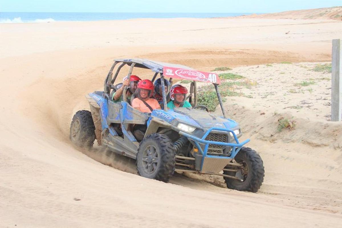 un gruppo di persone in jeep nel deserto