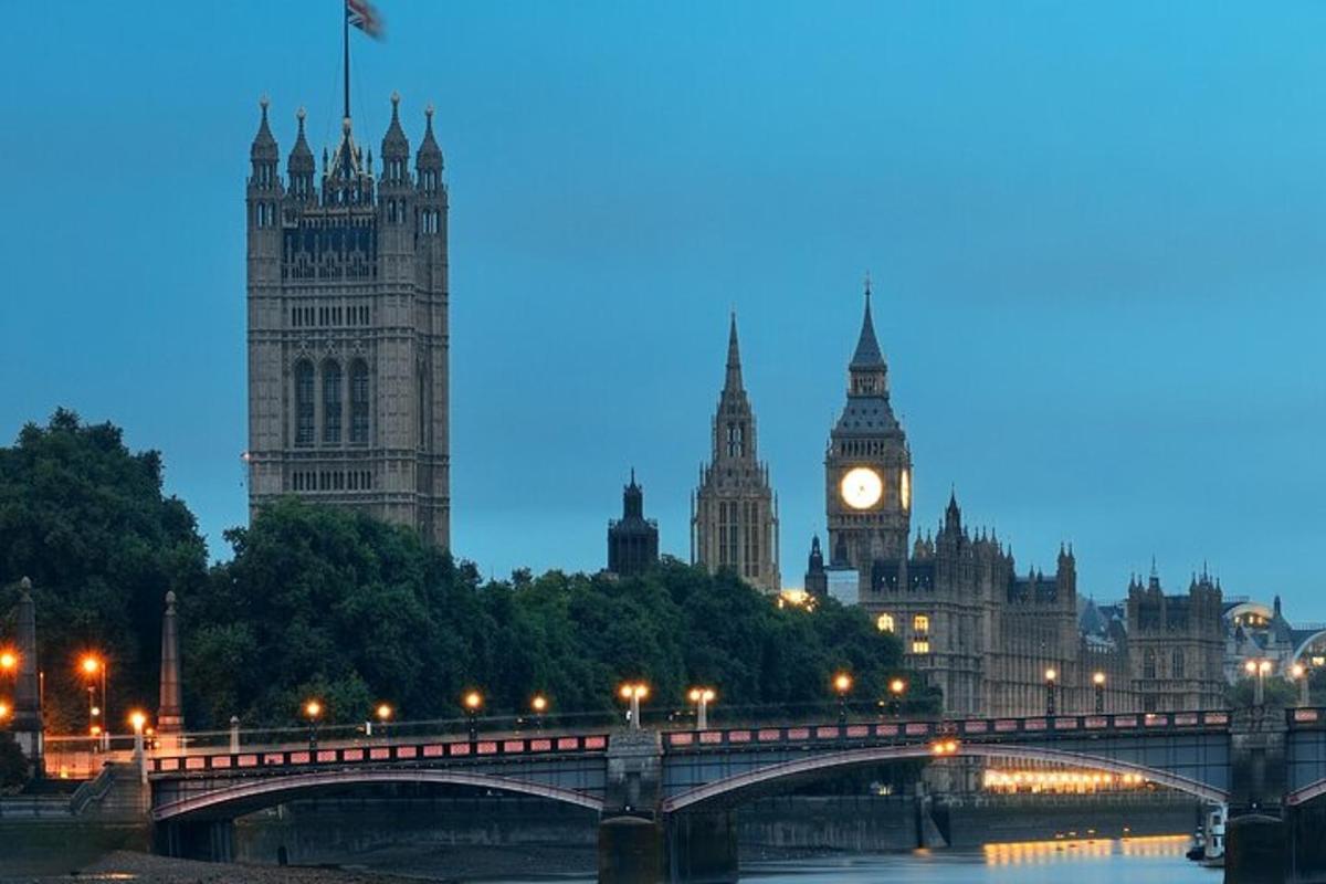 uma vista da torre do relógio do Big Ben e de uma ponte