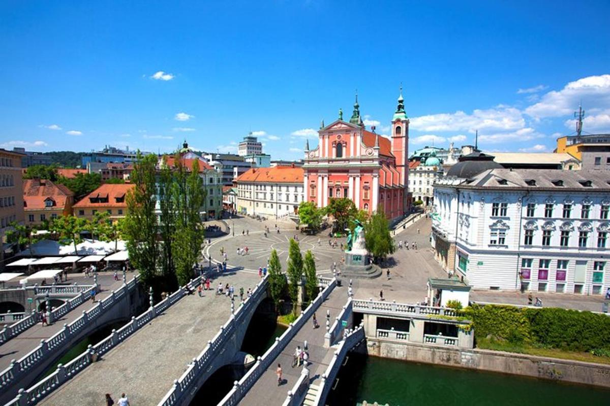 Blick auf eine Stadt mit einem Fluss und Gebäuden