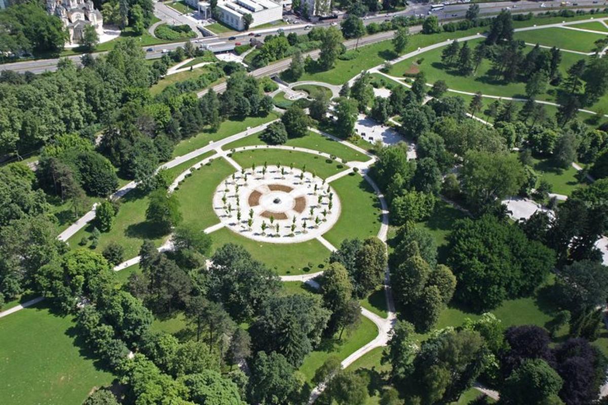 zračni pogled na park s cvetjem na sredini