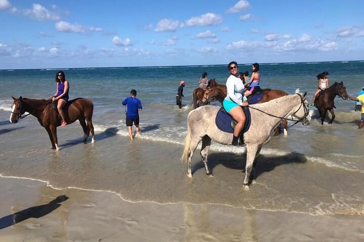 一群人在海滩上骑马