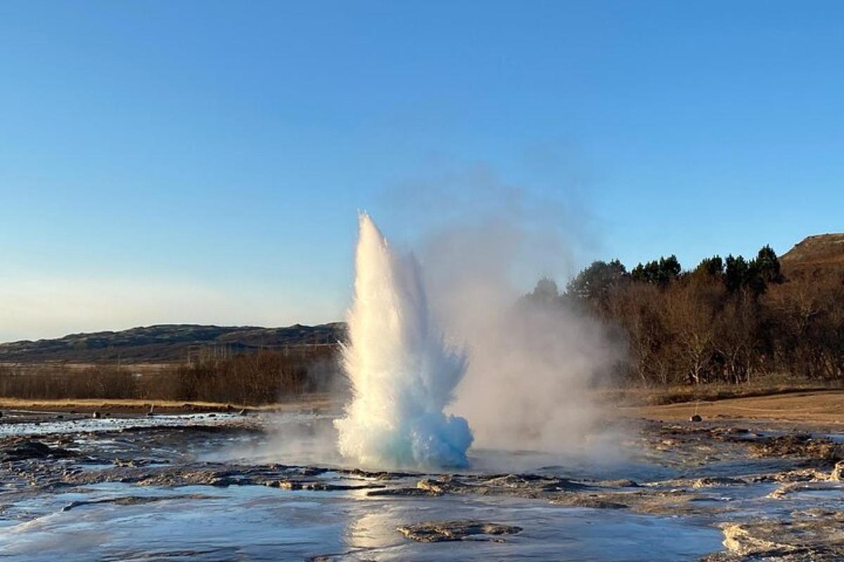 eine Geosphäre aus Dampf, der aus einem Wasserbecken aufsteigt