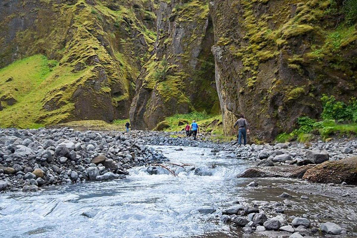 un gruppo di persone che attraversano un fiume