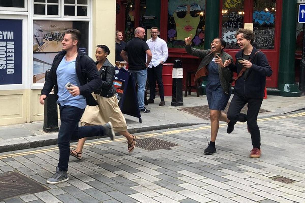 un gruppo di persone che corrono lungo una strada cittadina