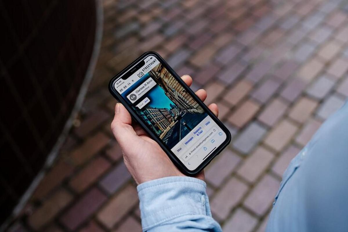 una persona che tiene in mano un telefono cellulare