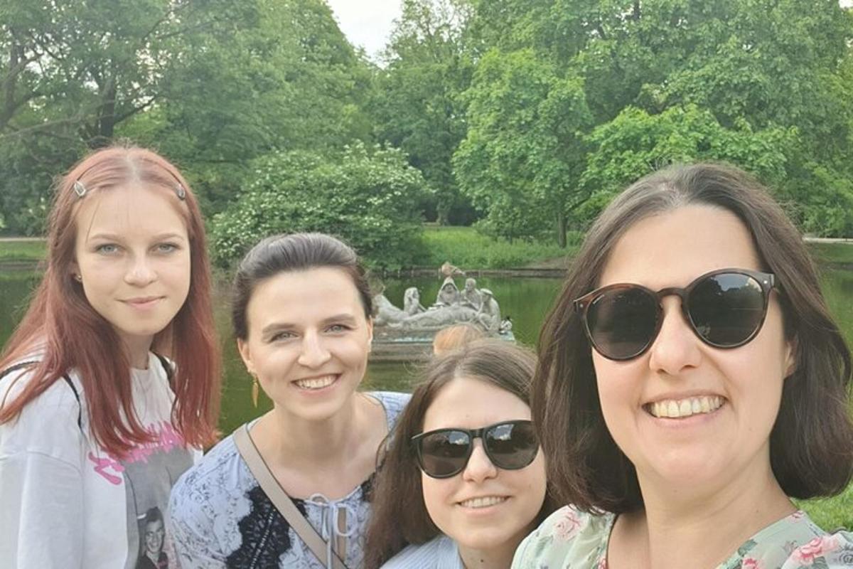 un grup de dones dempeus davant d'un estany