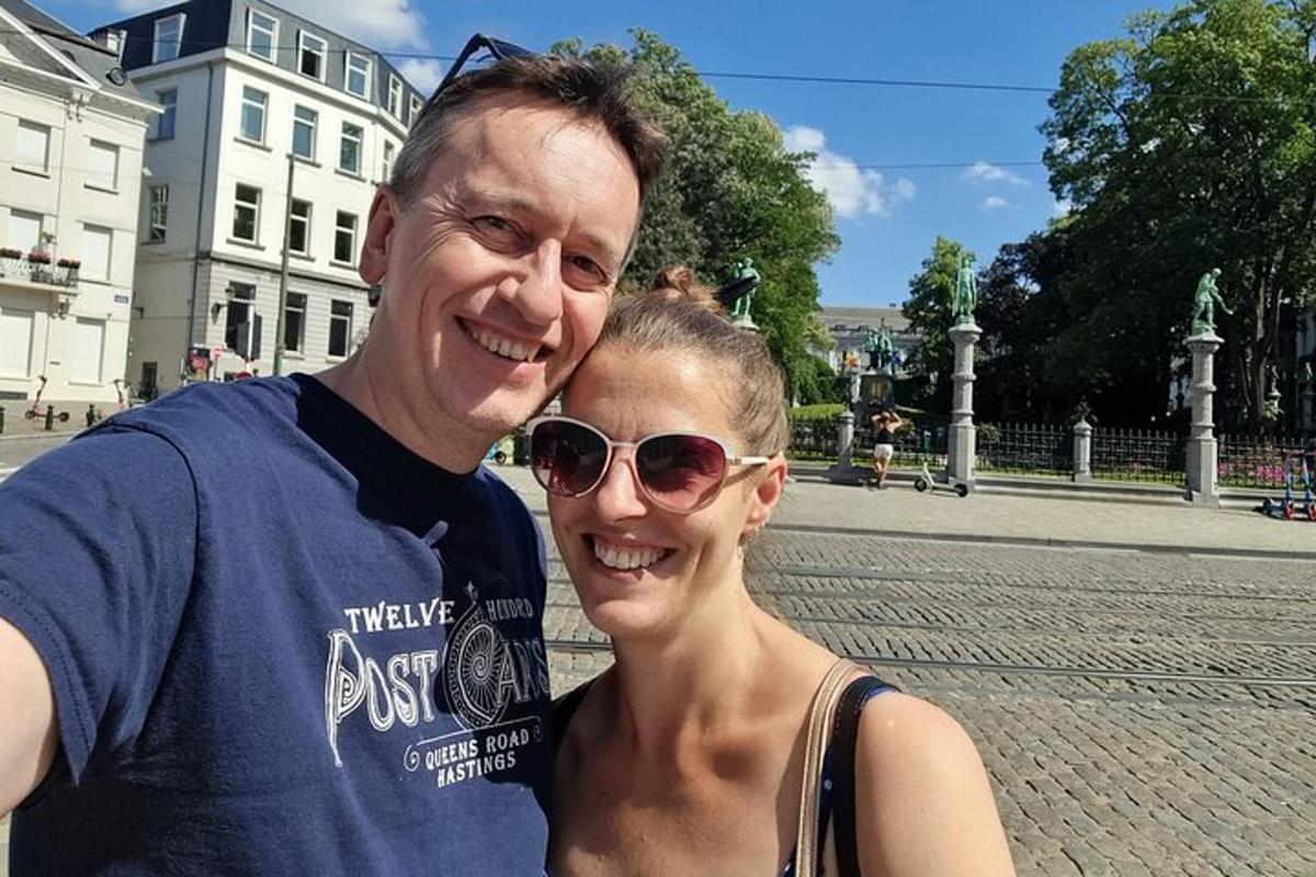 Maður og kona að pósa fyrir myndatöku