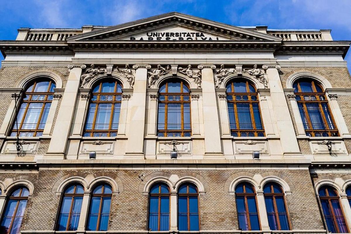 侧面有窗户的大楼