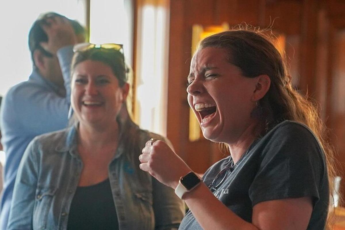 twee vrouwen lachen en glimlachen met hun mond