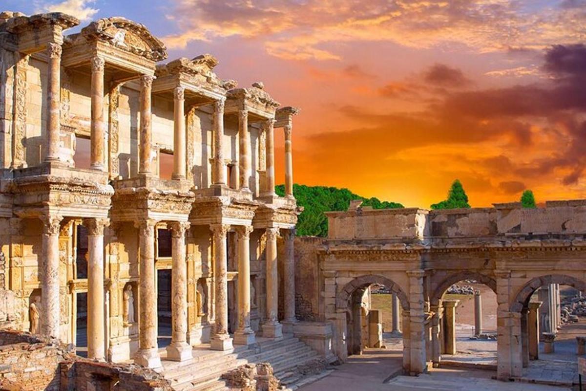 un antico edificio con un tramonto sullo sfondo