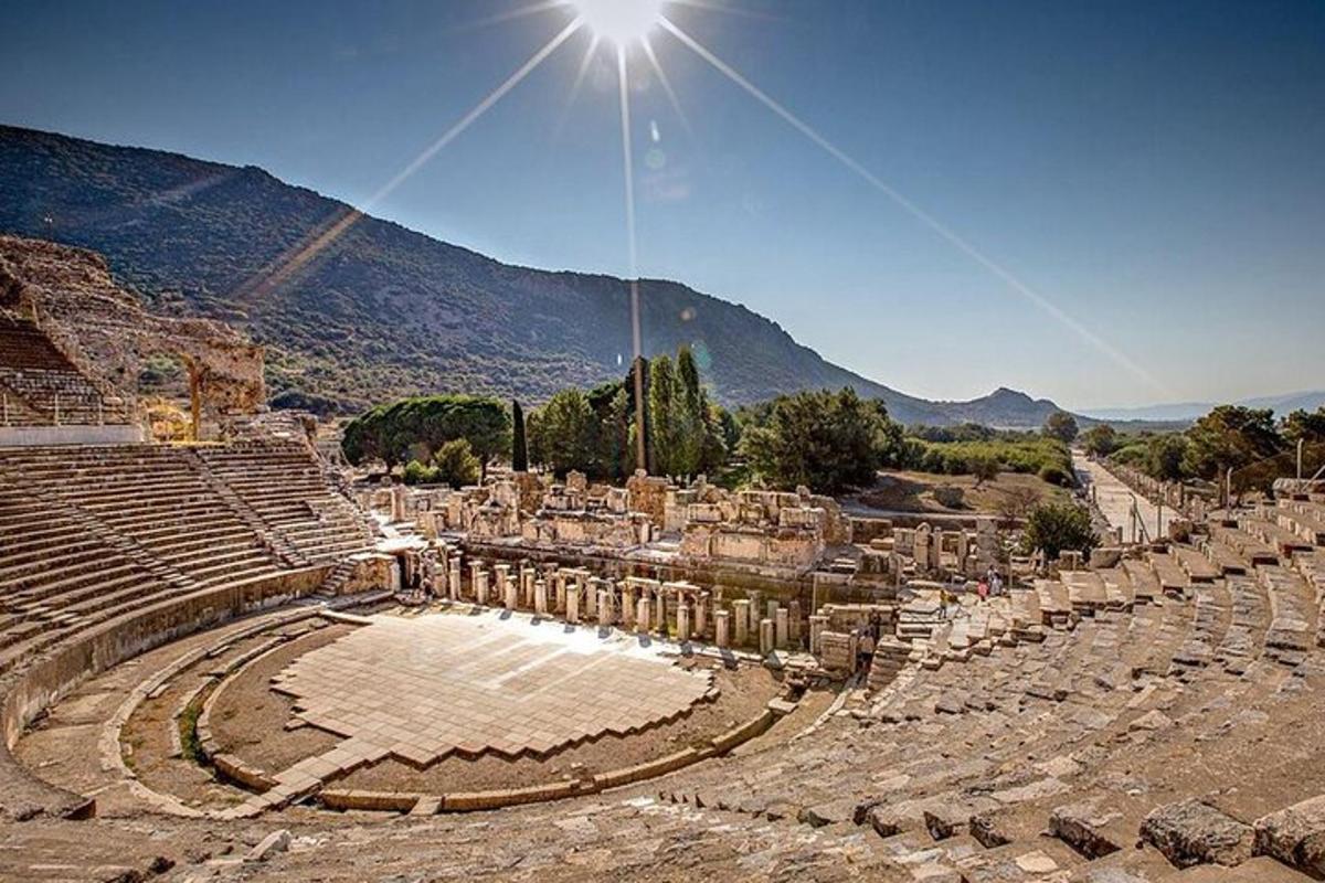 un antico anfiteatro con il sole nel cielo