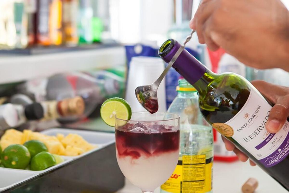 une personne versant une bouteille de vin dans un verre