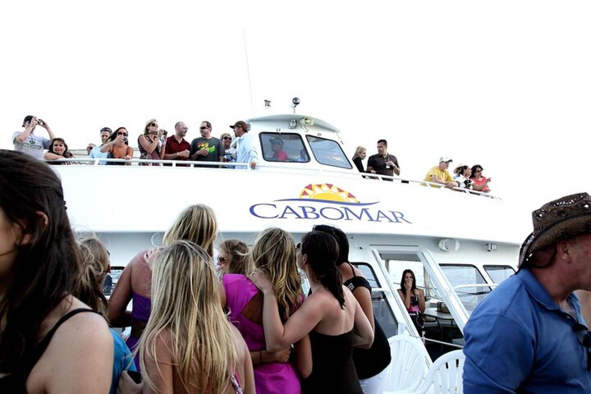 un groupe de personnes debout devant un bateau