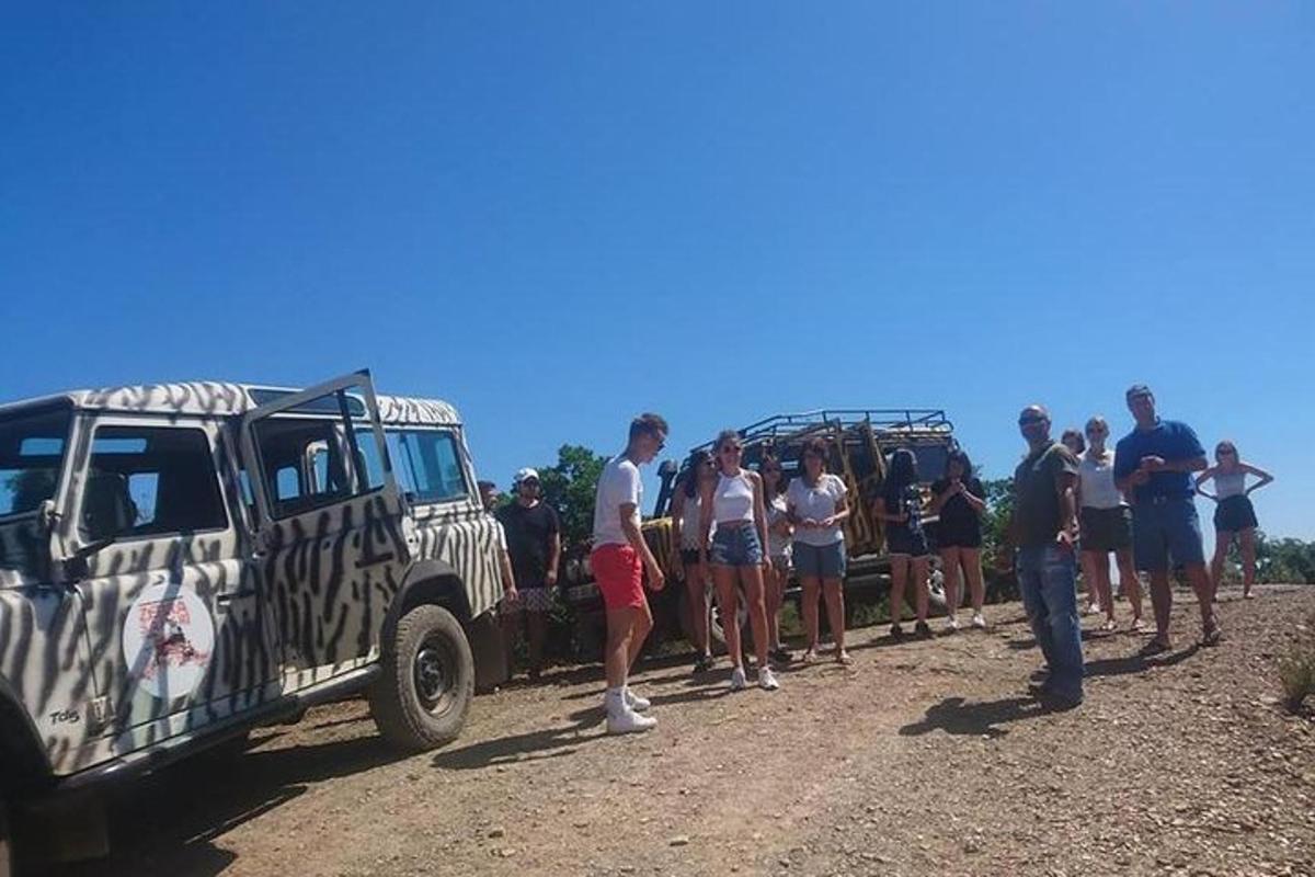 grupp inimesi seisab veoauto ees