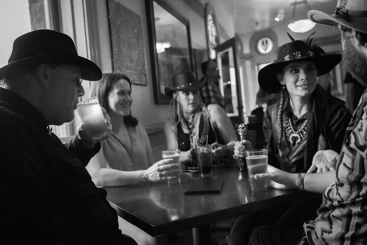Un grupo de personas con sombreros de vaquero sentadas en una mesa.