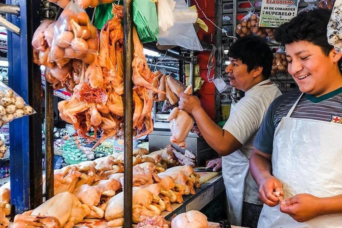 чоловік стоїть на ринку та продає курей та м'ясо