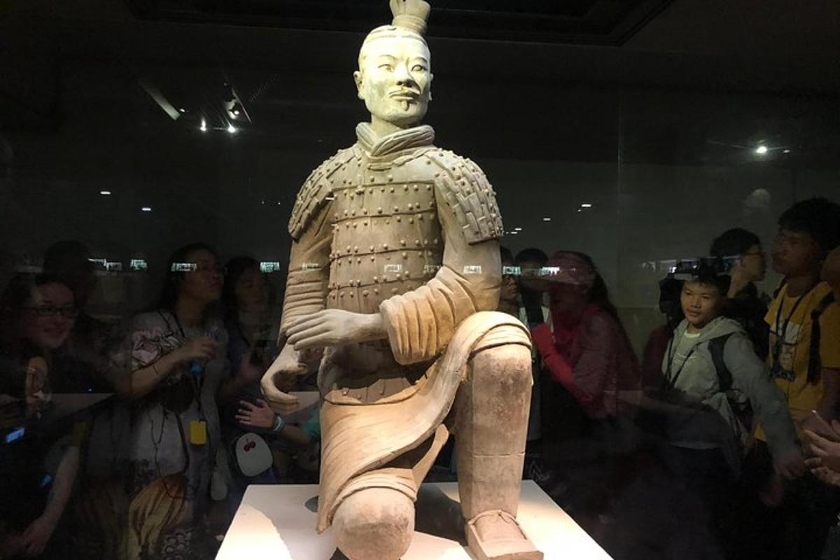 一群人看着一座男人的雕像
