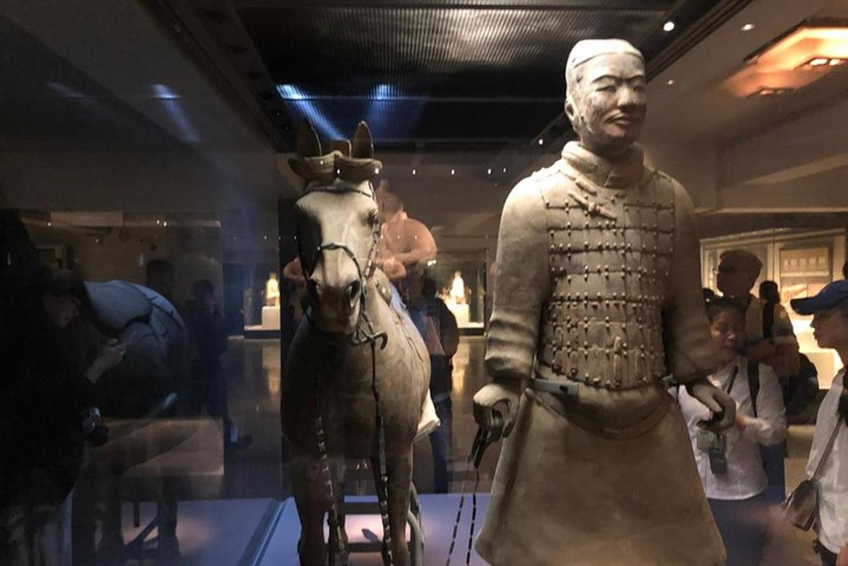 博物馆里的一尊男人和一匹马的雕像