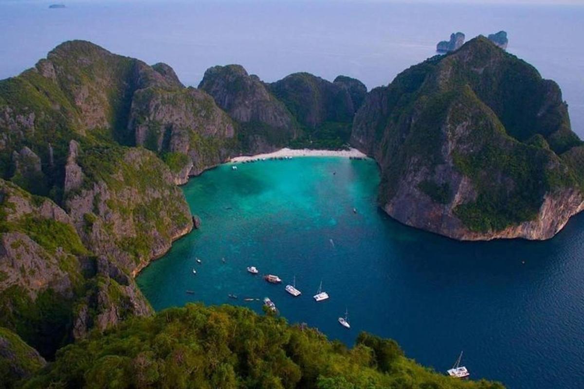 海湾的鸟瞰图，水里停着几艘船
