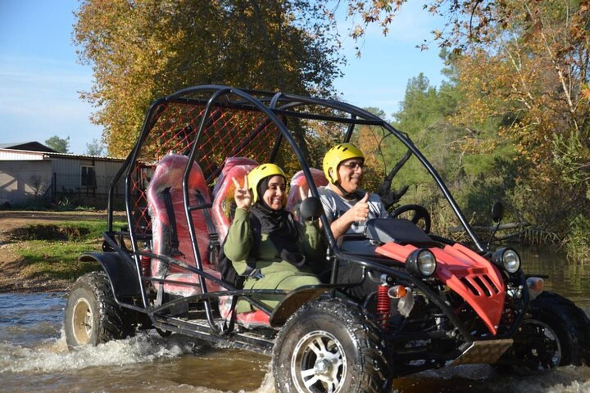 un uomo e una donna su un quad in acqua