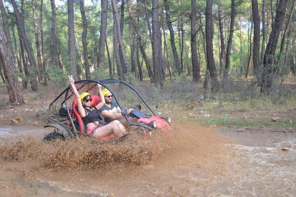 un gruppo di persone che guidano un quad nel fango
