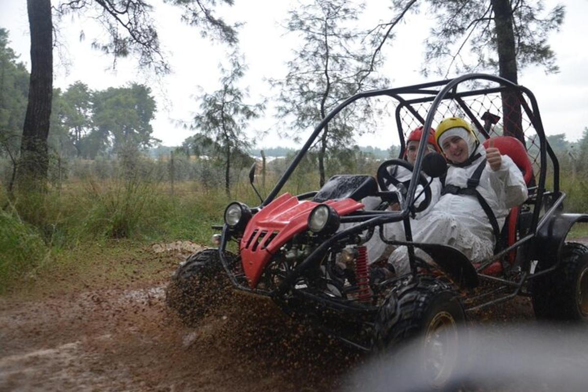 due persone che viaggiano su un quad nel fango