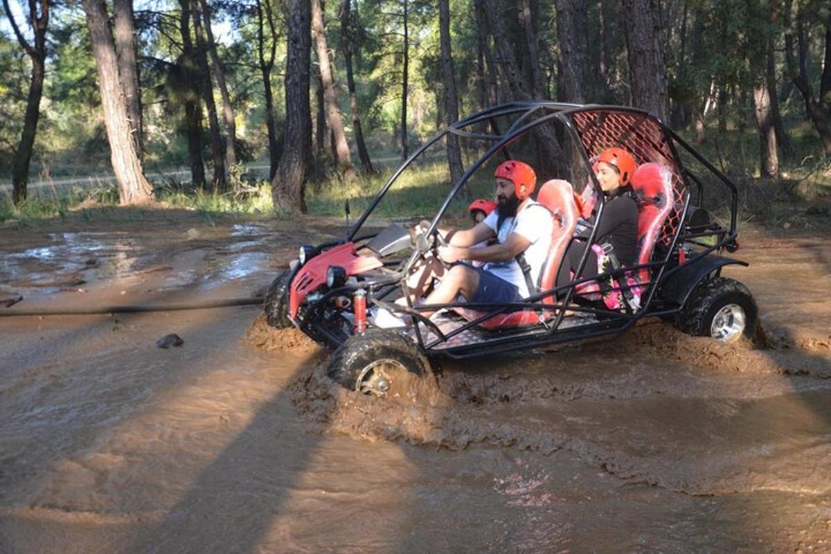 un gruppo di persone che viaggiano su un quad nel fango