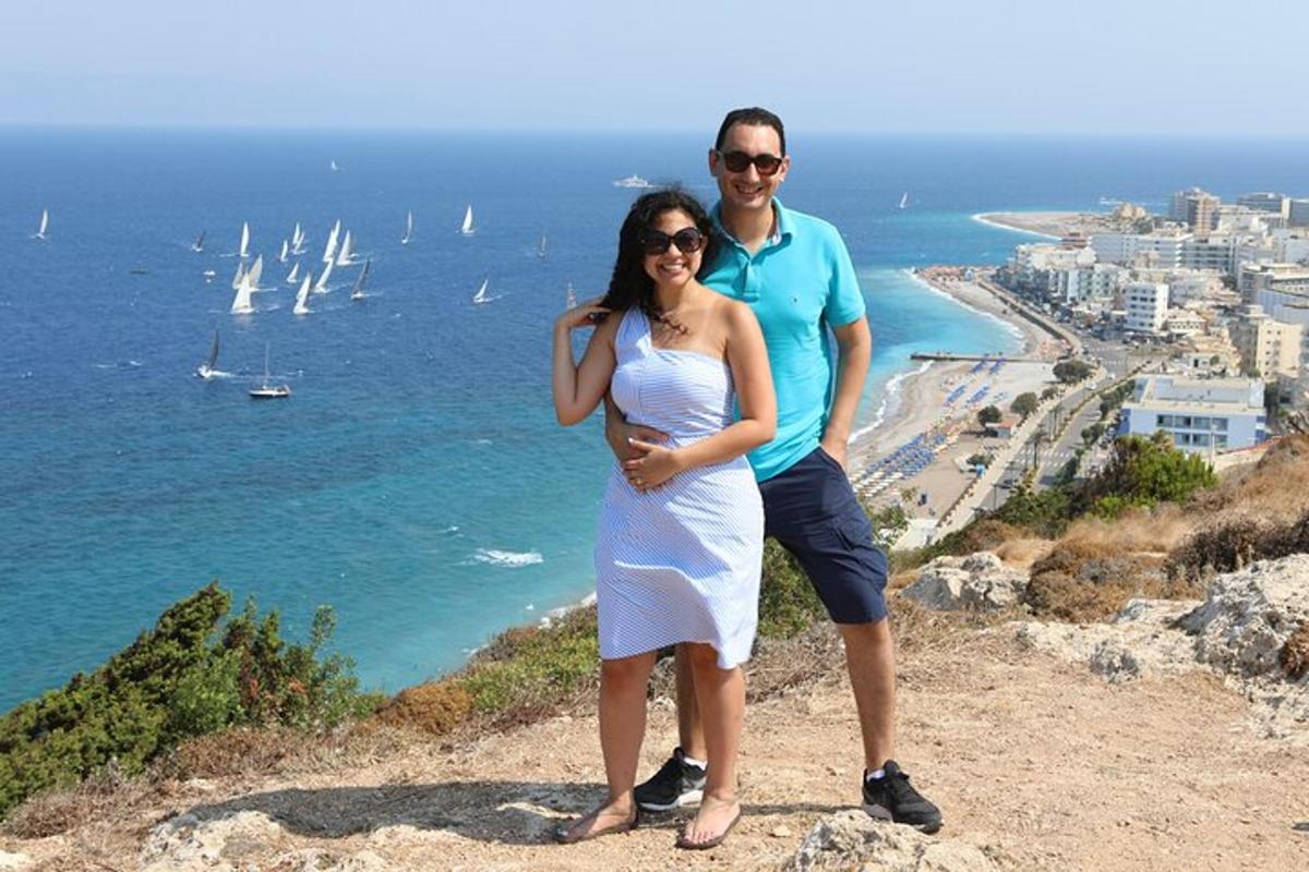 un uomo e una donna in piedi sulla cima di una montagna