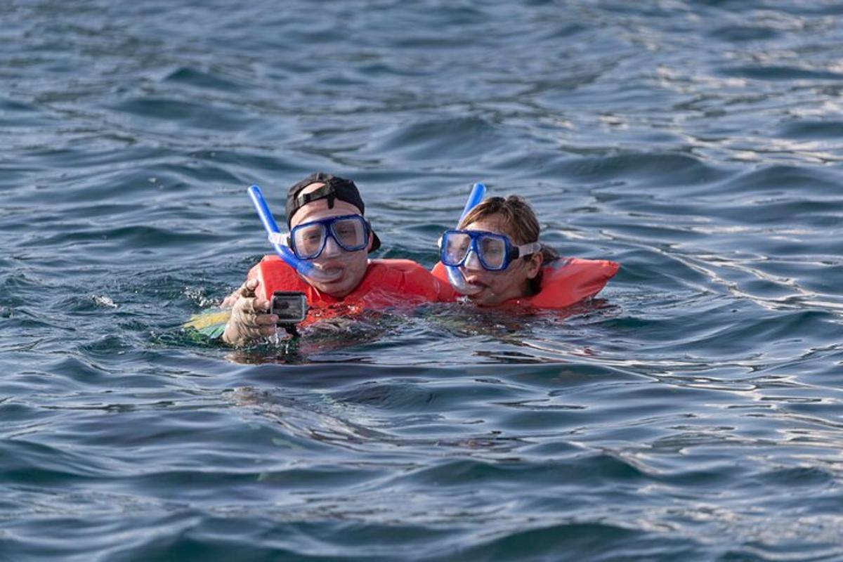 due persone in acqua con gli occhialini