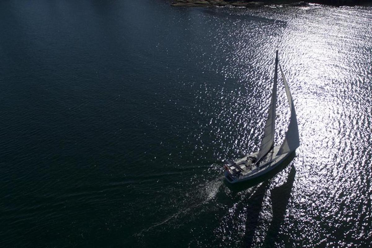 човен у воді з його відображенням у воді