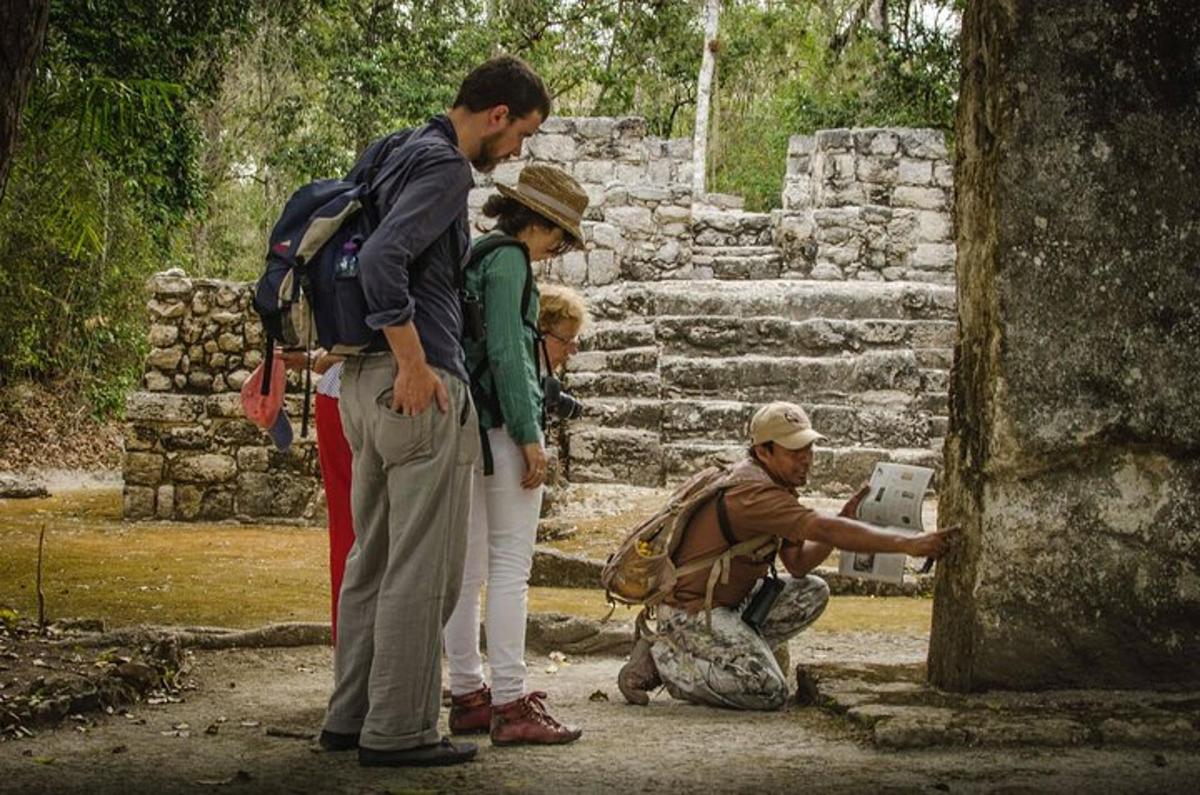 un grup de persones dempeus davant d'un temple