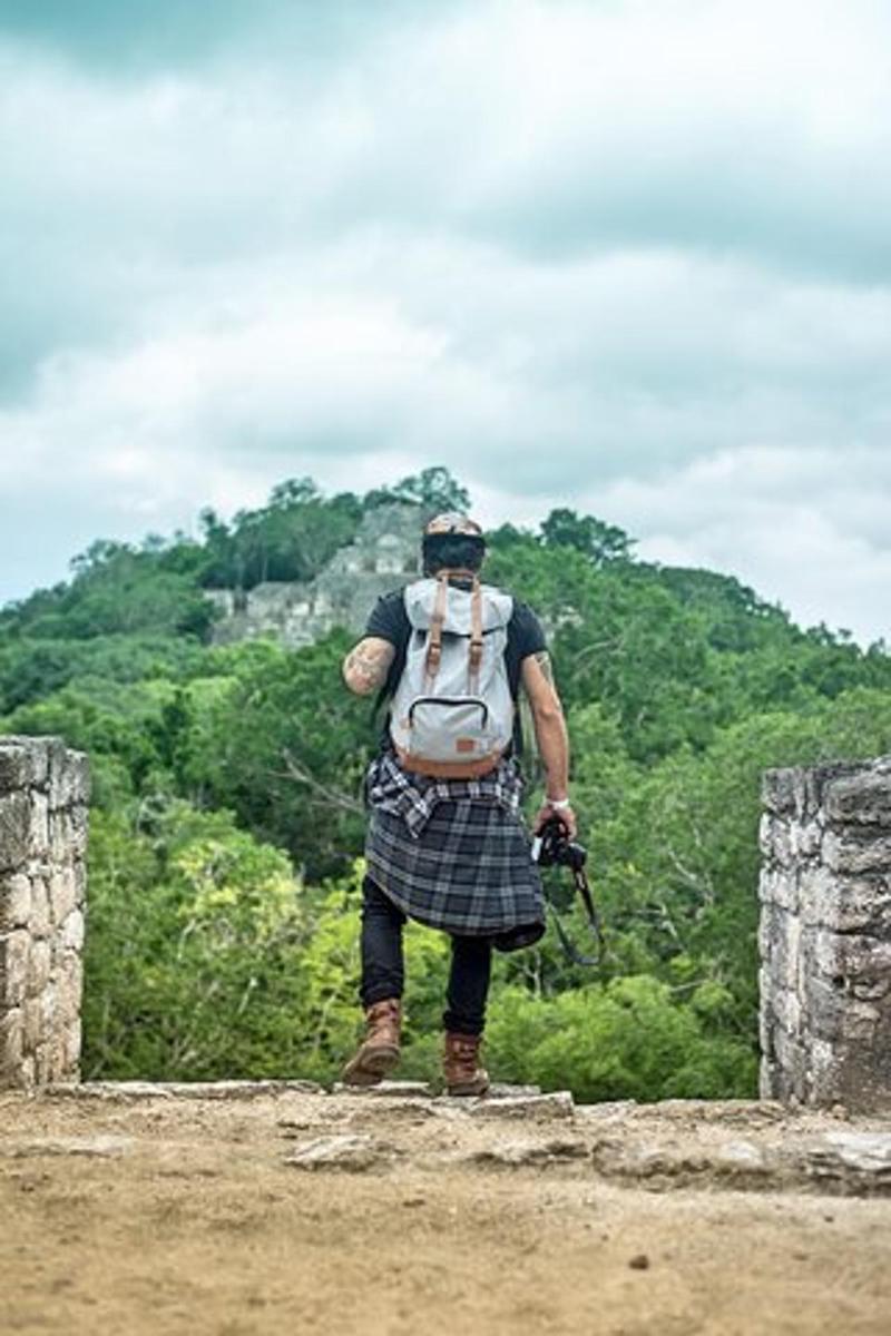 un home amb un kilt dret sobre un pont
