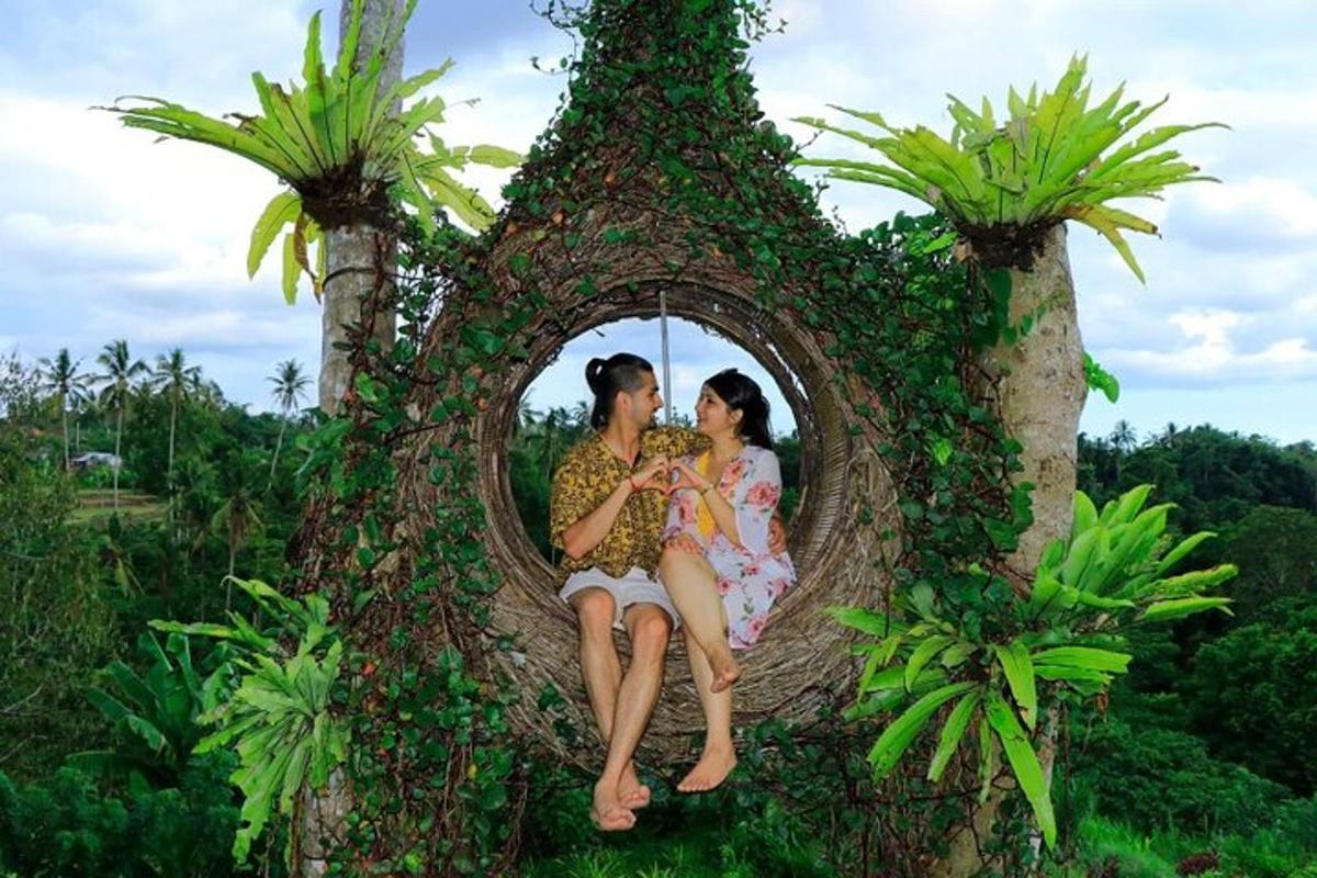 dua wanita sedang duduk di tunggul pokok